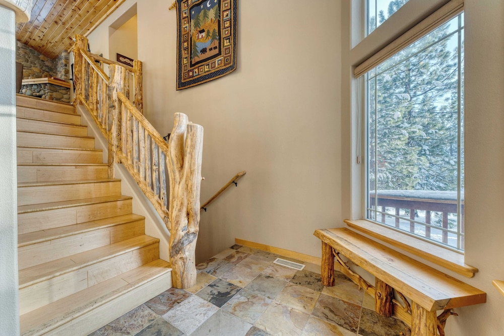 Cherry Hills Spacious Tahoe Cabin With Deck, Fireplace & Open Interiors