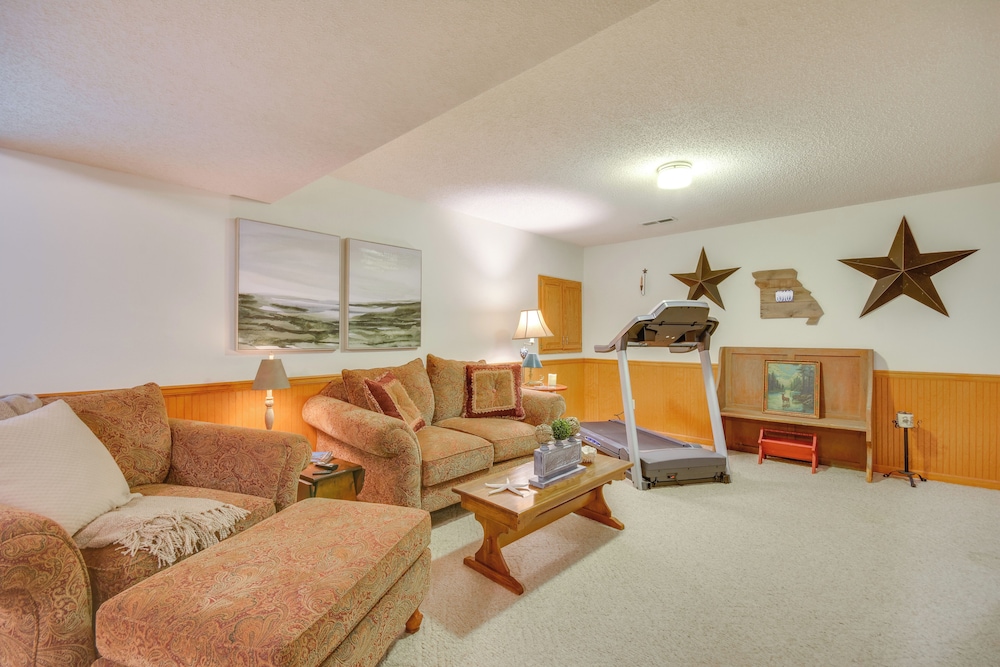3 Mi to Dtwn Jefferson City: Family Home w/ Deck