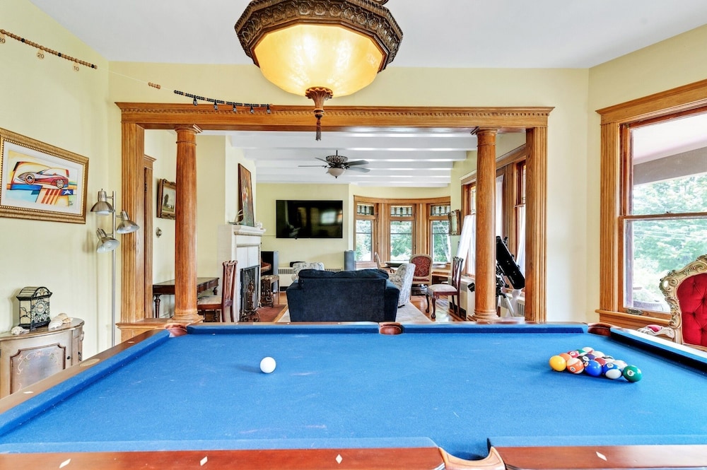 Spacious Victorian Home With Mountain Views And Lots Of Fun Extras!! 5 Bedroom Farmhouse by Redawning - Property Image 14
