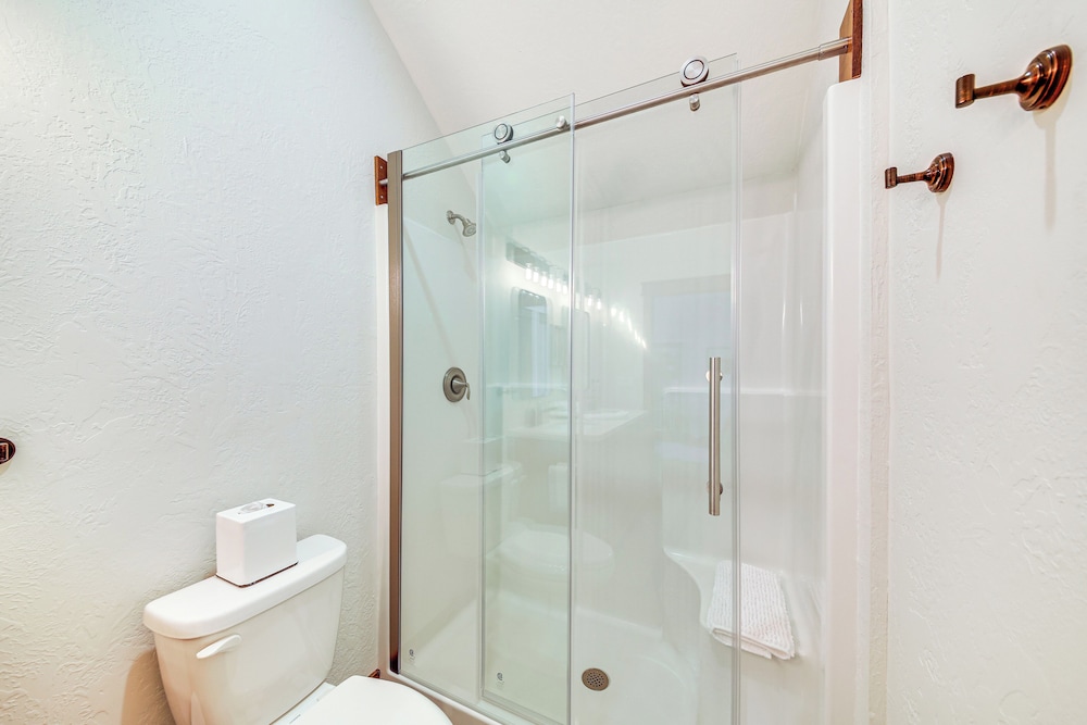 Mtn & River-view Gem w/ Balcony in Bonners Ferry