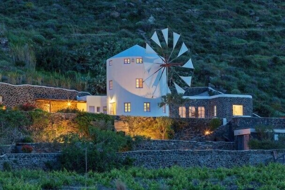 Blue Windmill Villa in Imerovigli view 5