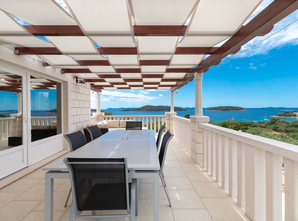 Modern Villa Near the Sea