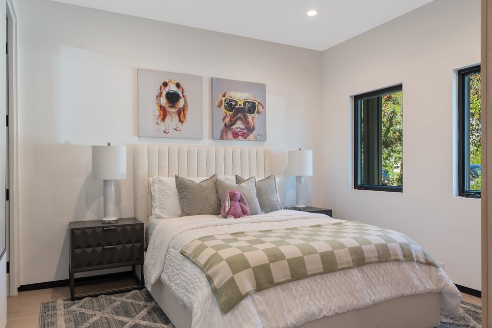 Noble Modern - Urban Sanctuary in Sherman Oaks With Poolside and Patio