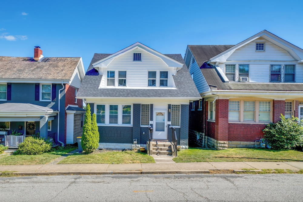 4 Mi to Dtwn: Pet-friendly Home in Pittsburgh
