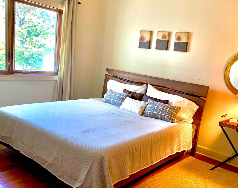Spectacular 4BR Mountain Home Sleeps 12
