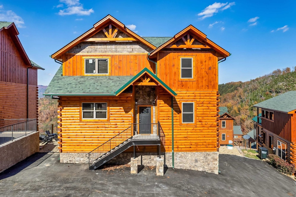 All Fun & Games by Avantstay Indoor Pool, Game Room, Theater, Mountain Views Near Pigeon Forge & Dollywood
