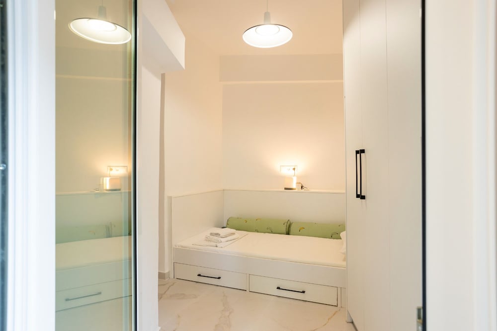 Renovated 2-bedroom Apt Near the Athenian Coast