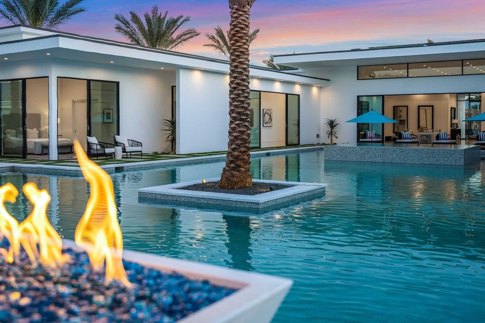 Sleeps 20 Spacious Retreat Pool & Hot Tub Retreat Bravo Villa #4 by Avantstay