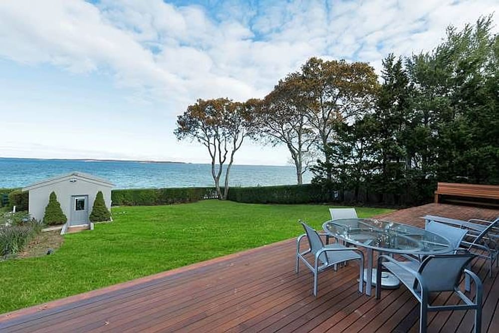 Sunset Villa by Rove Beachfront w Deck Pool