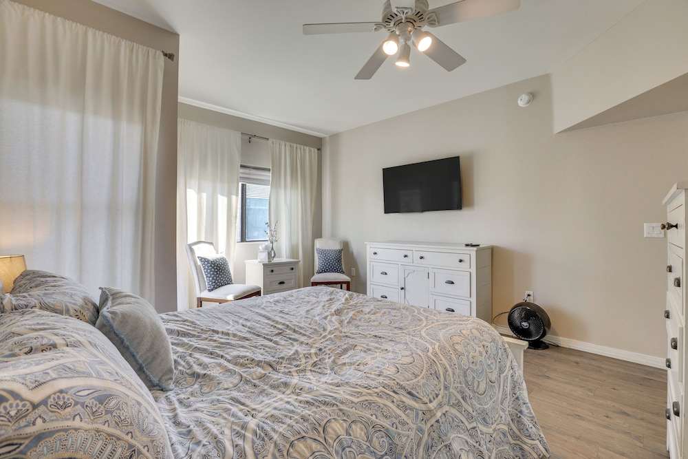 < 1 Mi to Biltmore Fashion Park: Condo w/ Pool!