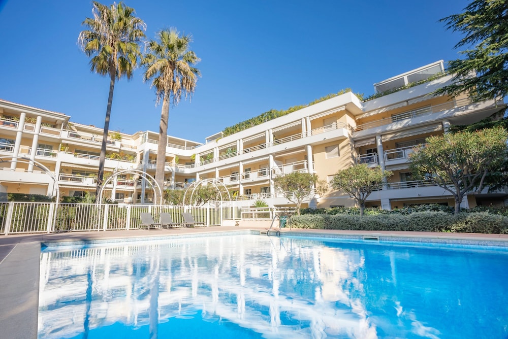 Le First in Cannes With 2 Bedrooms and 2 Bathrooms