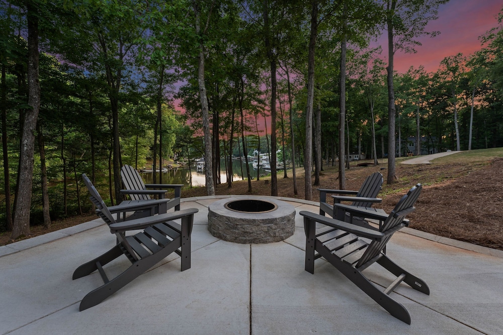 Fireside Fun by Avantstay Sleeps 18 Waterfront Pool