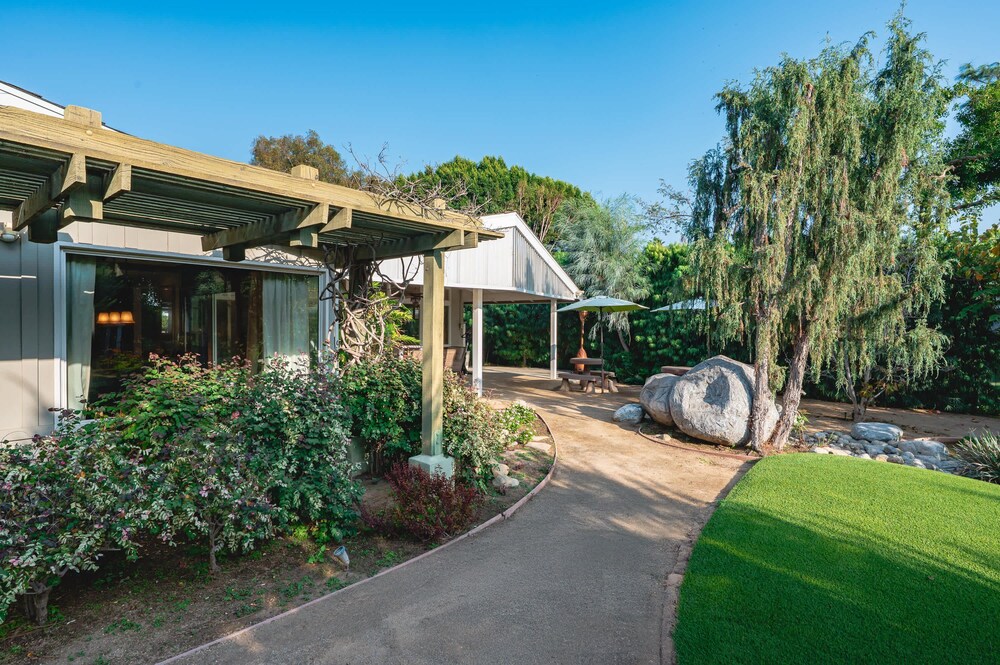 Bright Family Getaway Large Backyard Oasis Patio