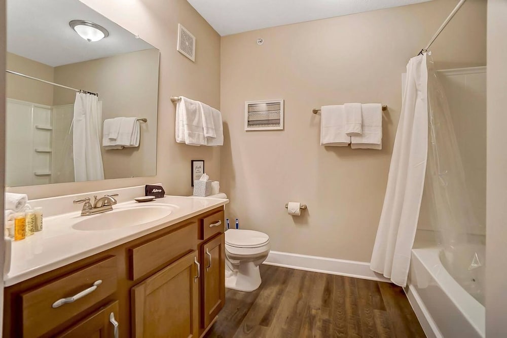 King Bed Top Floor Washer Dryer Balcony Wifi