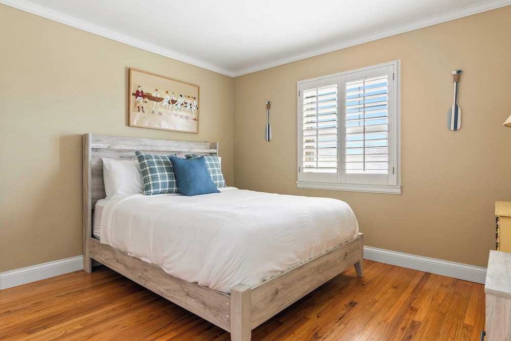 Point Loma Home w/ Putting Green, Firepit + Game Room & Beach Access Zola Street by Avantstay