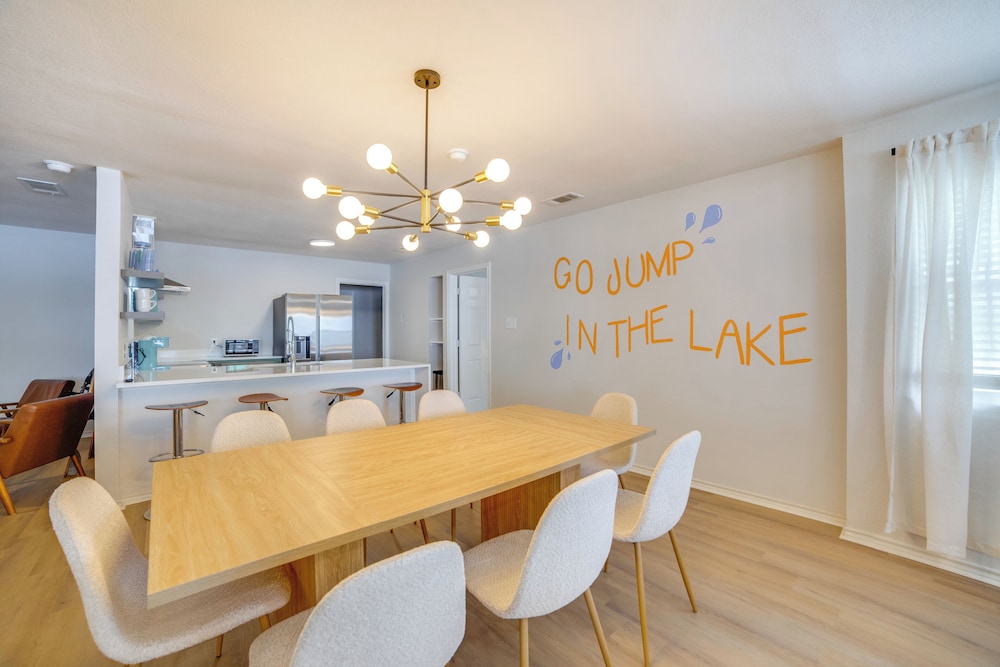 Waterfront Cedar Creek Lake Gem: Near Marina!