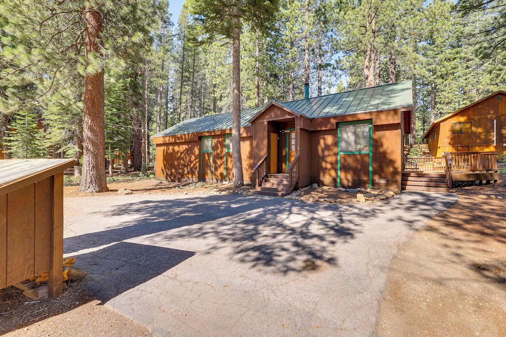 Quiet Truckee Retreat w/ Deck, 5 Mi to Donner Lake