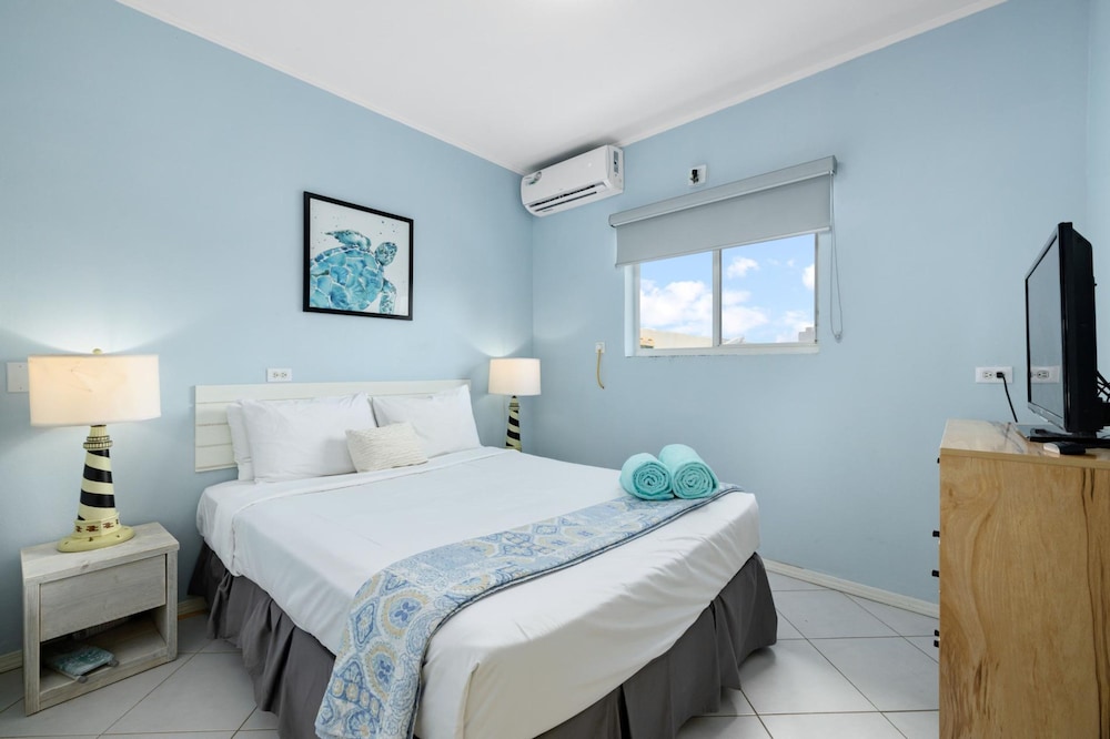 Poolside 1-bed Near Palm Beach