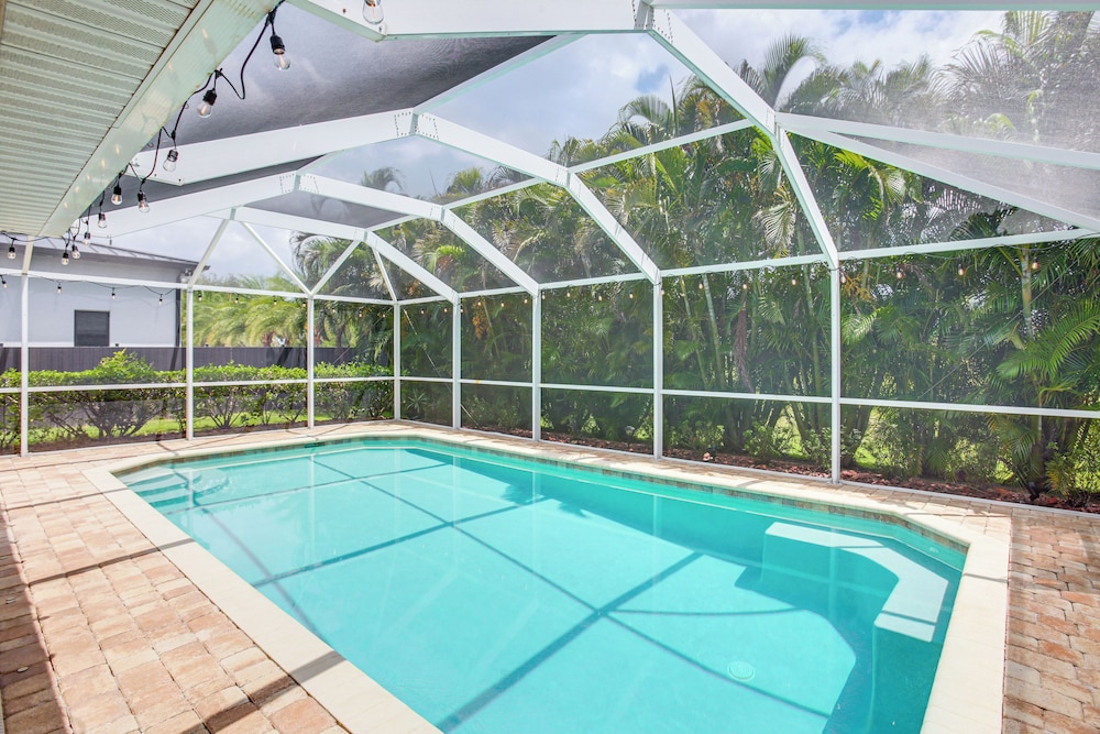 Game Room & Hot Tub: Easy Cape Coral Adventures