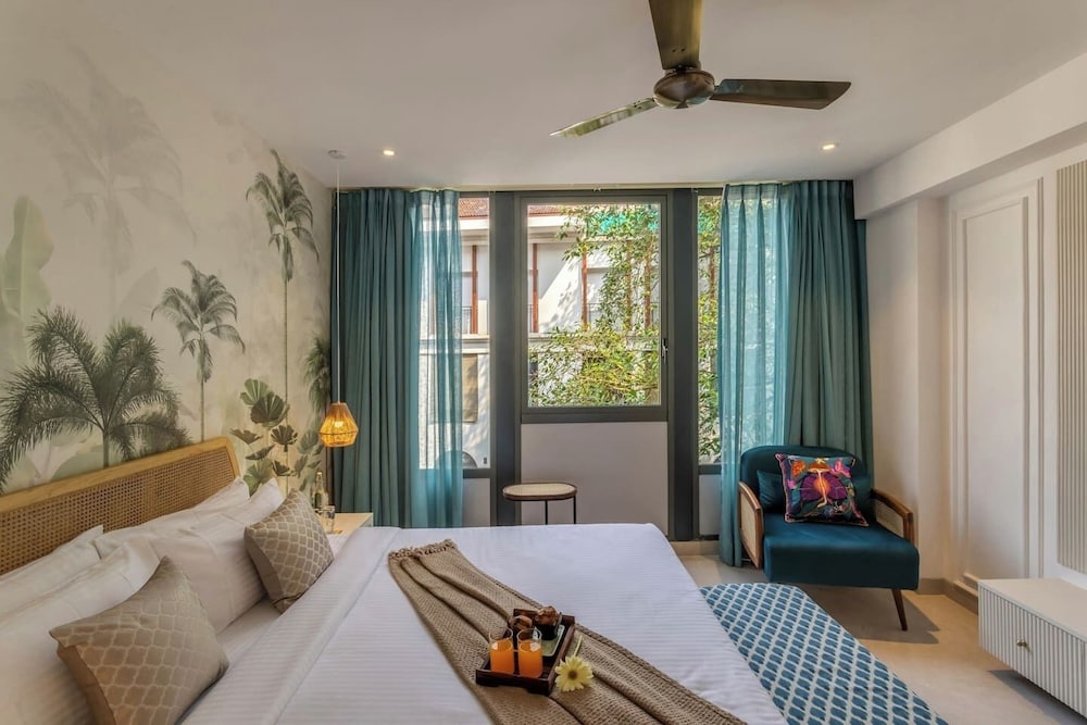 Hidden Gem Luxe Suite w Pool View - 1km to Beach