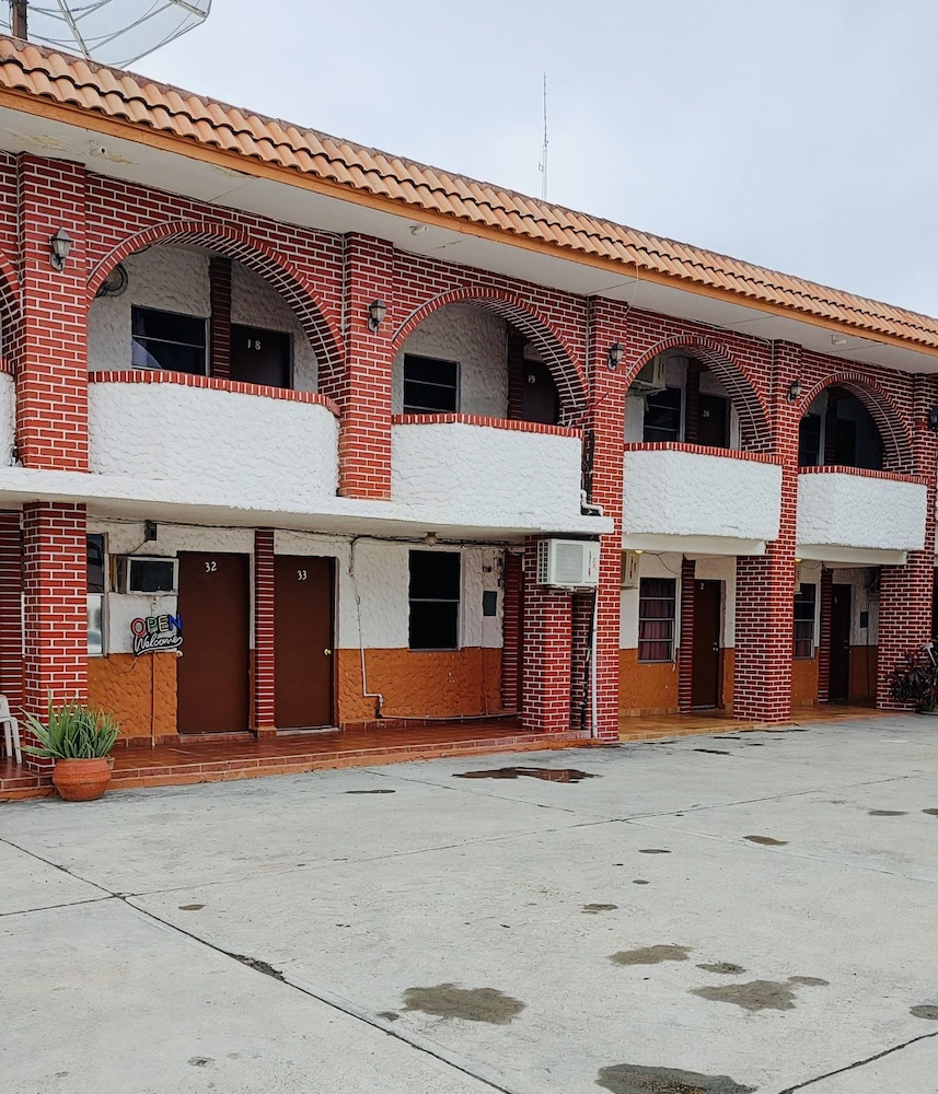 Nuevo Laredo Vacations - Hotel Cazadores - Property Image 9