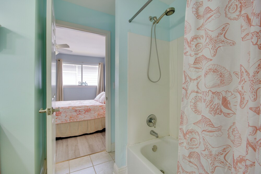 Near Beach & Casinos: Biloxi Condo w/ Pool Access