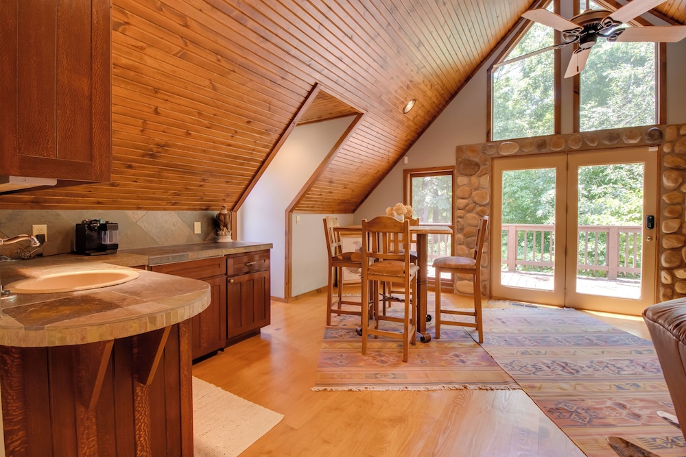 Dock Access: Romantic River Retreat in Gassville