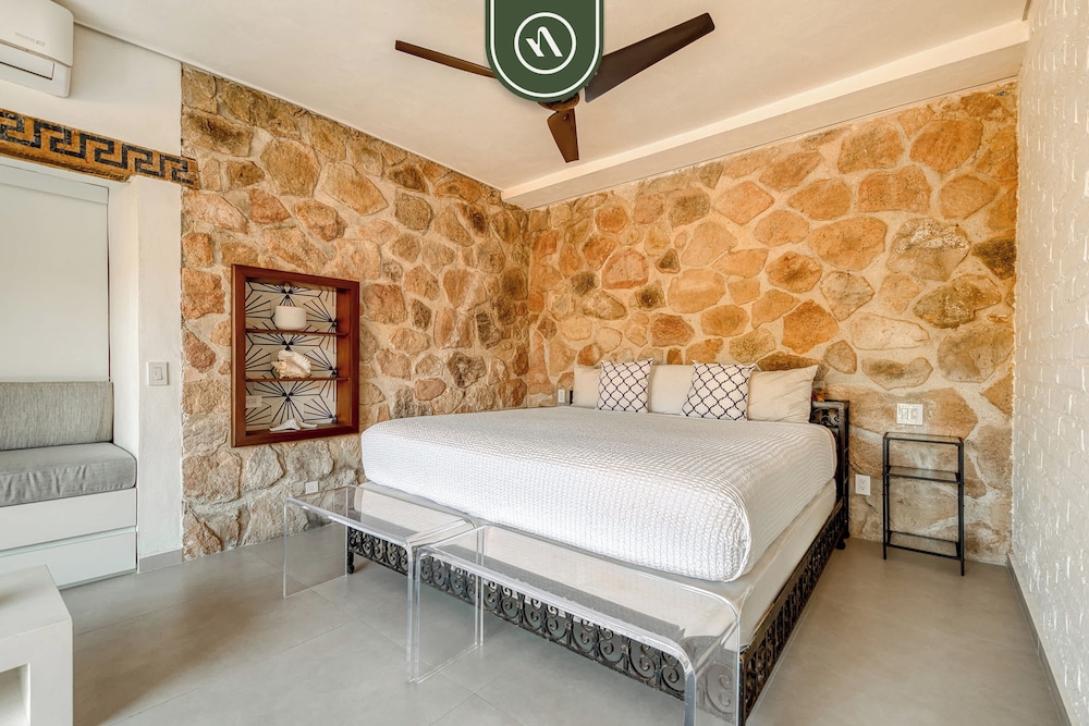 1 BR Mountain Retreat - 5 min to Beach - Pool