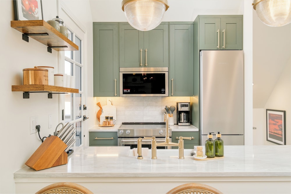 Luxe Designer Flat on Sloans Lake w/ Rooftop Deck