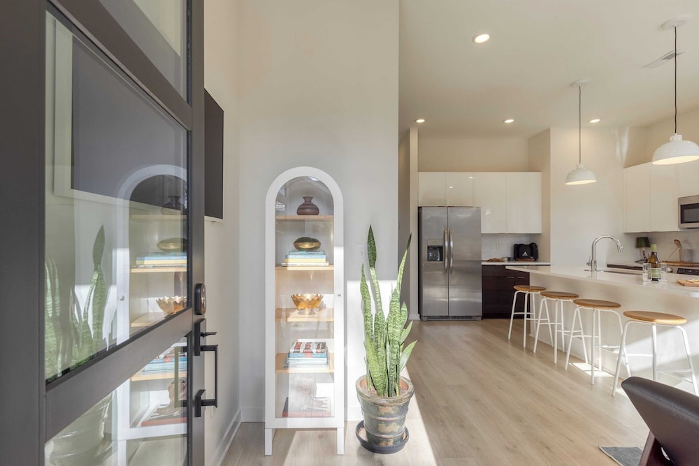 2 New Townhomes w/ Balcony, Mins to Broadway, Sleeps 16 98 Degrees & The Stage