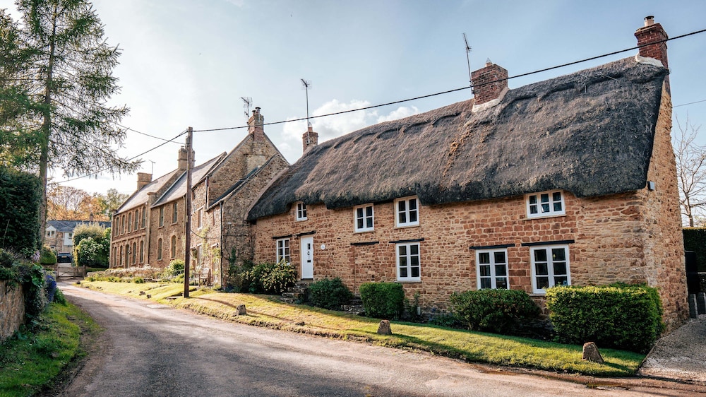 4Bed Thatched Cottage in Oxfordshire