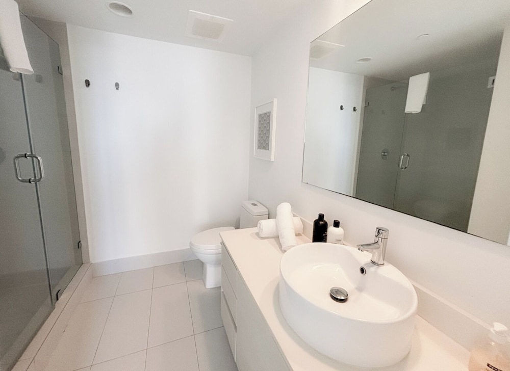 Luxury 3-BR Apartment with Stunning City