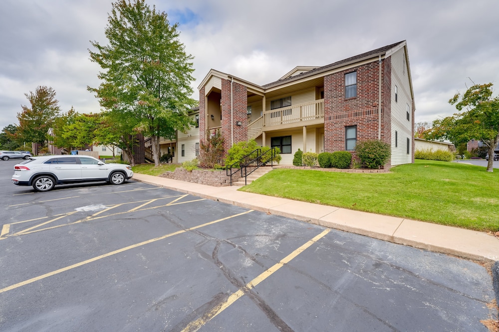 Fireplace, Indoor Pool Access! Family Branson Unit
