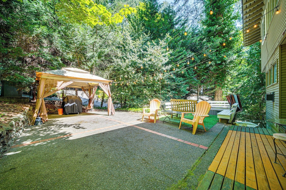 8 Mi to Dtwn Seattle: Pet-friendly Apt w/ Hot Tub