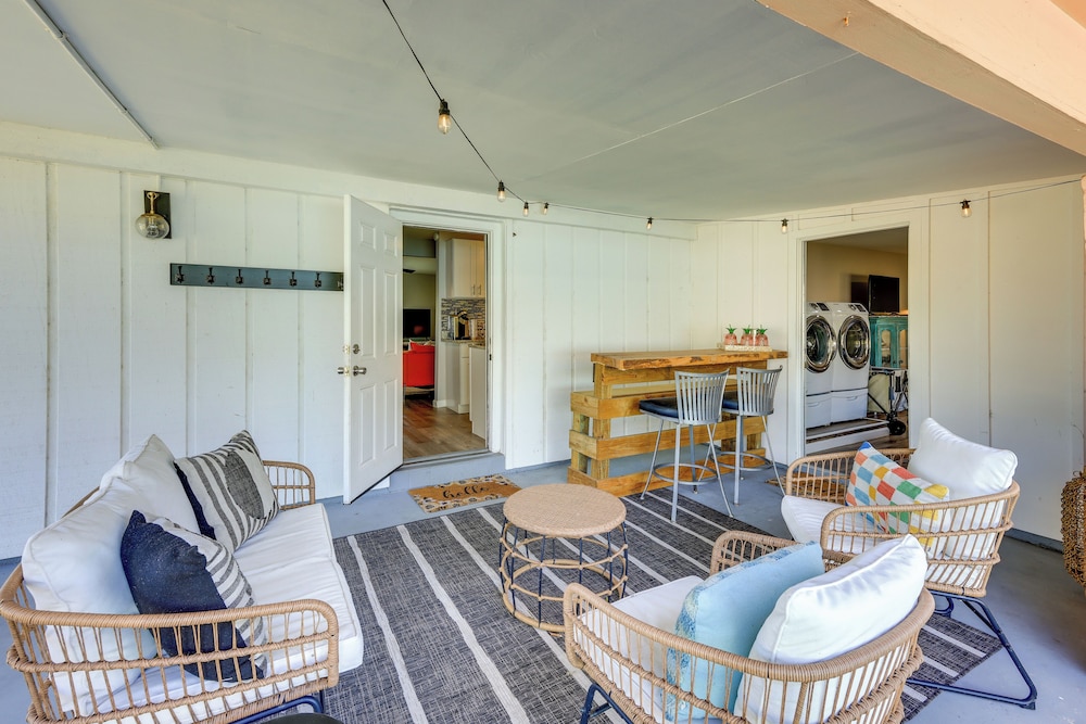 5 Blocks to Jax Beach: Getaway w/ Patio & Yard!