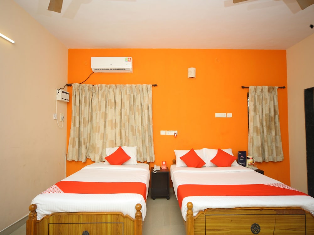 OYO 15517 Kms House