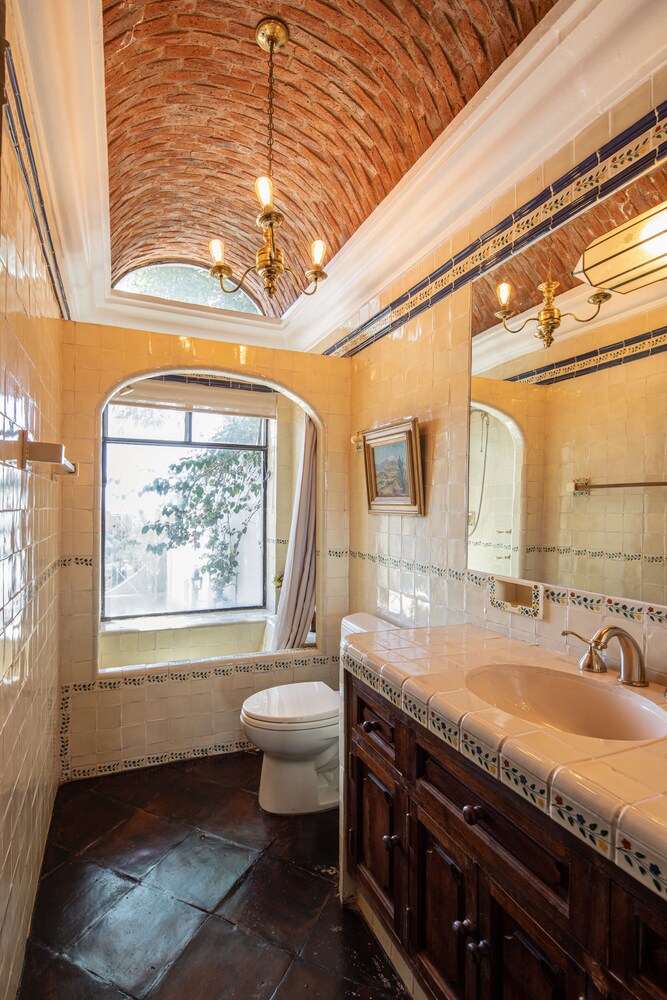 HOLT - Classic Chalet with Pool Overlooking Parroquia