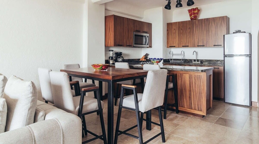 Ocean View 1Br Condo-balcony-beach-pool - 502