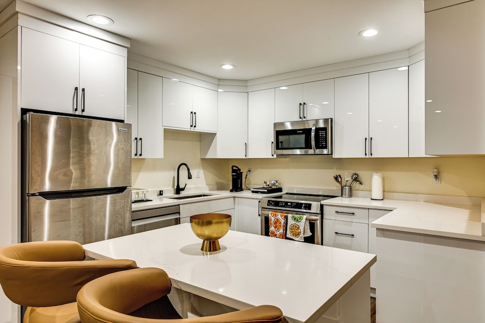 Quiet PNW Base: Walkable Apt in Normandy Park
