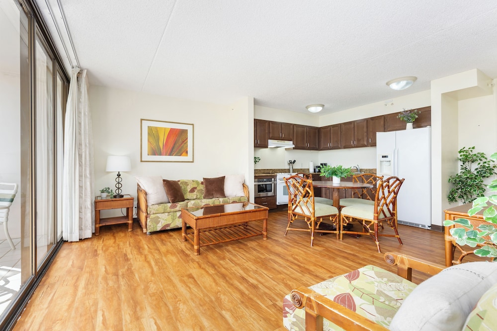 Waikiki Banyan 3409
