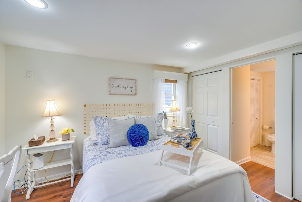 Hike, Sip & Explore: Charming Waterford Cottage!