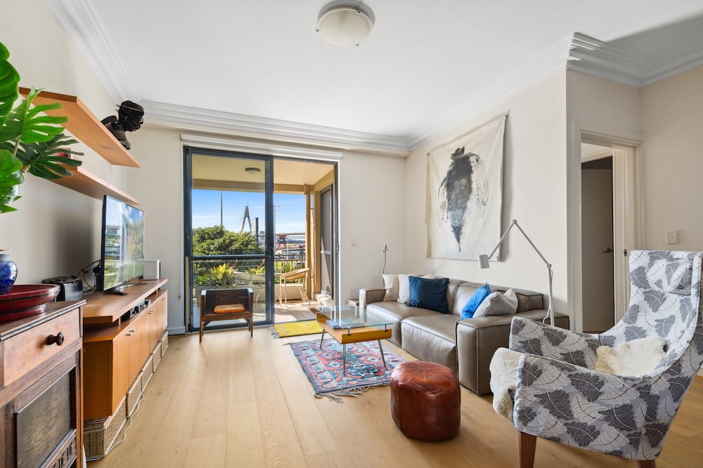 Elegant Stay in Balmain With Pool Access