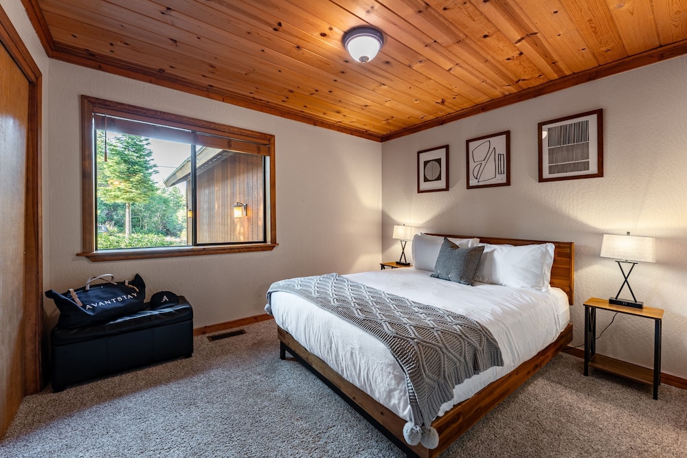 Whiskey Springs by Avantstay Classic Cabin Near Tahoe Donner Ski Area