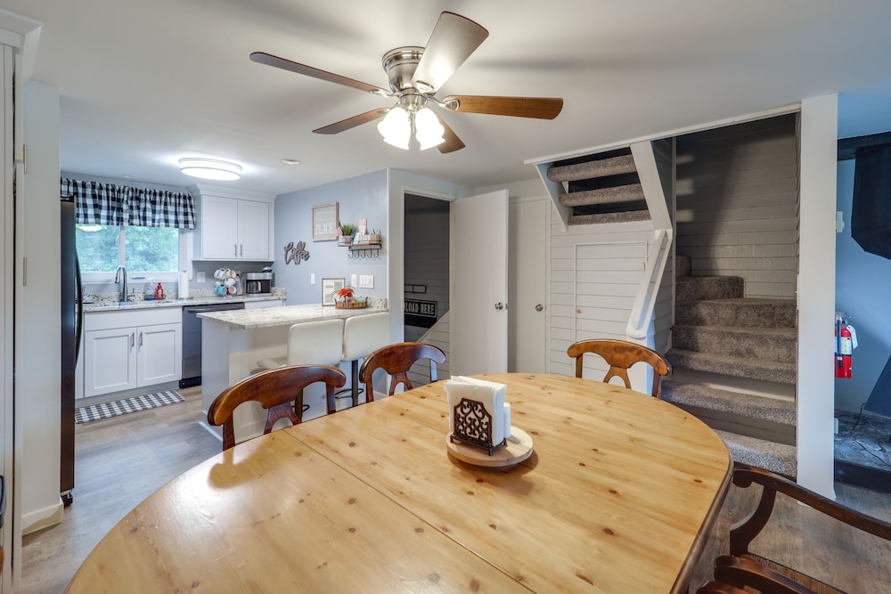 Walk to Ski Resort: Sugar Mountain Haven w/ Views!