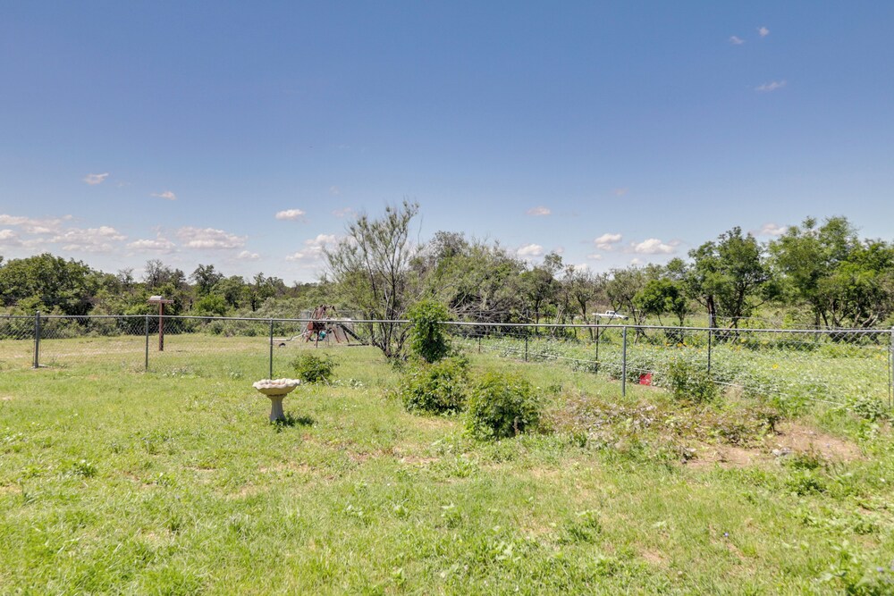 Hunt, Fish, Unwind: Countryside Escape in Texas!