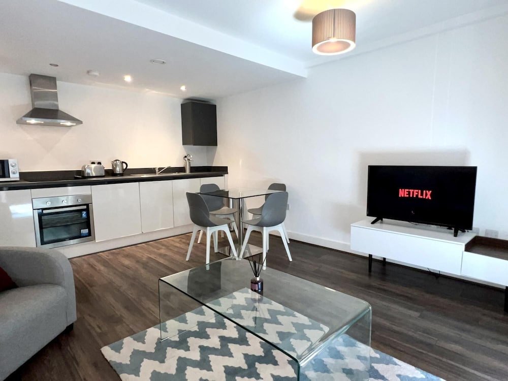 Modern 1 Bedroom Apartment With Parking view 3