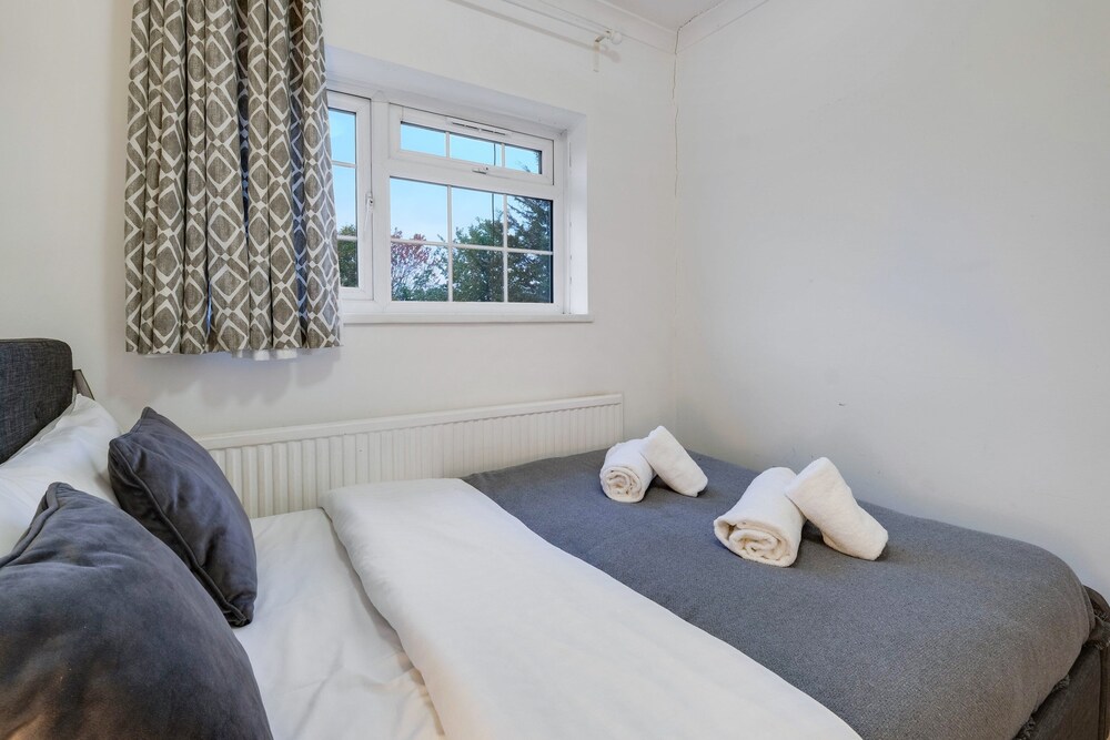 Modern 4 Bedroom Hse Garden in Feltham