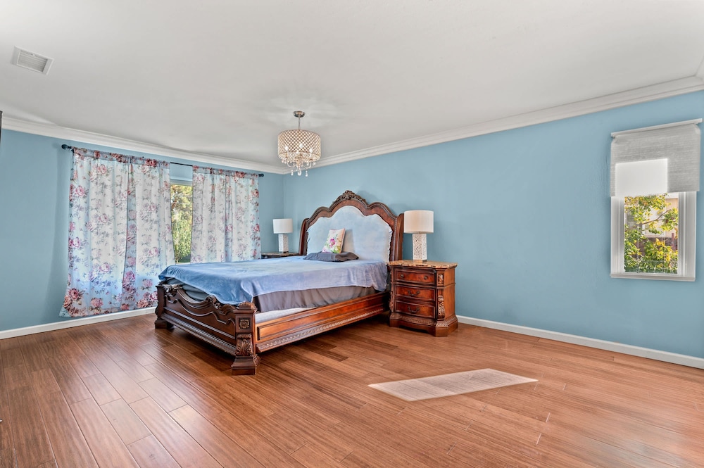 Spacious 4BR Family Retreat w Private Pool