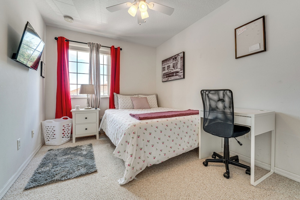 10 Mi to Disney World: Townhome w/ Community Pool!