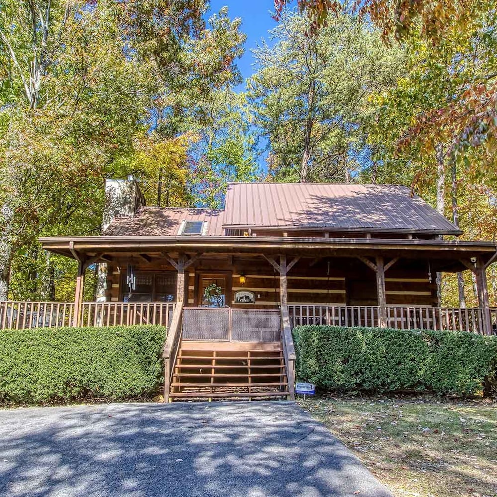 Fantastic Pet Friendly Cabin Hot Tub Fire Pit